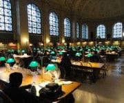 Boston Bibliothek: Studieren am Laptop