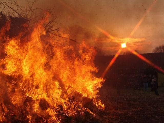 Das Osterfeuer: typischer Osterbrauch