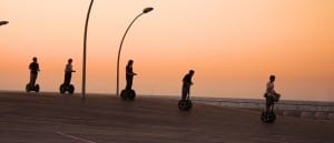 Top 10: Die besten alternativen Fortbewegungsmittel - Eine Gruppe von Menschen sitzt an einer Ampel - Segway