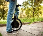 Top 10: Die besten alternativen Fortbewegungsmittel - A man riding a skateboard down a sidewalk - Unicycle