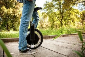 Top 10: Die besten alternativen Fortbewegungsmittel - A man riding a skateboard down a sidewalk - Unicycle