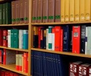 Top 10: Die besten Tipps zum Jura Studium - Ein Bücherregal voller Bücher - Vertrag