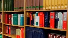 Top 10: Die besten Tipps zum Jura Studium - Ein Bücherregal voller Bücher - Vertrag
