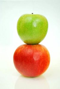 Ein grüner und ein roter Apfel