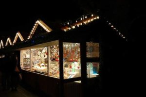 Eine Hütte auf einem Christkindlesmarkt