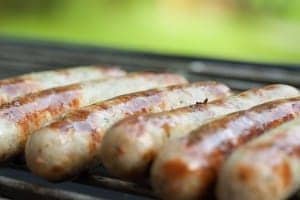 Würstchen grillen auf Grills für den Park