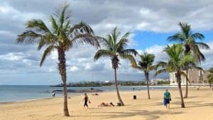 Lanzarote Strand bei bewölktem Himmel