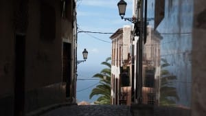 Teneriffa mit Blick auf Meer zwischen Häusern