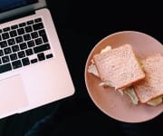 EIn MacBook mit Sandwich