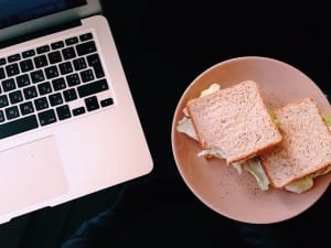 Ein MacBook mit Sandwich