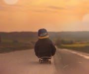 Top 10: Fortbewegung mit Self Balancing Scooter - Ein Mann fährt mit einem Skateboard einen Hügel hinunter - Skateboarden
