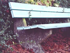 Eine unbequeme Bank statt Sitzsack