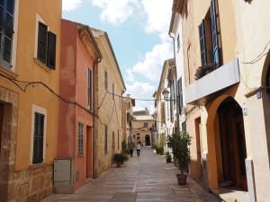 Eine Gasse im Urlaubsort Alcudia