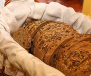 Körnerbrot im Korb für Brot