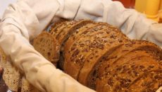Körnerbrot im Korb für Brot