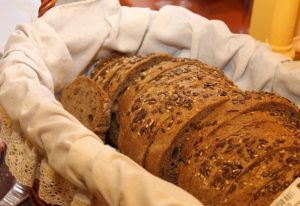 Körnerbrot im Korb für Brot