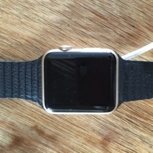 Goldene Apple Watch mit Magnetarmband von Dritthersteller