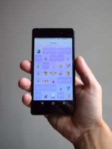 Die 10 besten Pokémon GO Tipps & Tricks – für Fans und Einsteiger - Eine Hand mit einem Handy - Videospiele