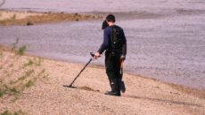 Die besten Metalldetektoren - Ein Mann steht auf einem Sandstrand - Metalldetektoren