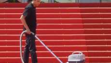 Mann mit Industriestaubsauger
