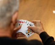 Mann beim Karten spielen