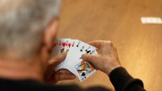 Mann beim Karten spielen