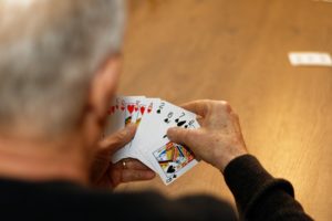 Mann beim Karten spielen
