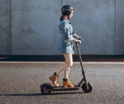 Die besten 10 E-Scooter mit Zulassung in Deutschland - Eine Person, die mit einem Skateboard die Seite eines Gebäudes hinauffährt - Xiaomi M365 PRO Elektroroller