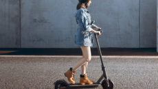 Die besten 10 E-Scooter mit Zulassung in Deutschland - Eine Person, die mit einem Skateboard die Seite eines Gebäudes hinauffährt - Xiaomi M365 PRO Elektroroller