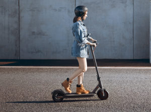 Die besten 10 E-Scooter mit Zulassung in Deutschland - Eine Person, die mit einem Skateboard die Seite eines Gebäudes hinauffährt - Xiaomi M365 PRO Elektroroller
