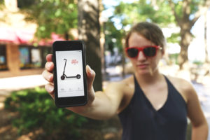 Frau mit E-Scooter app