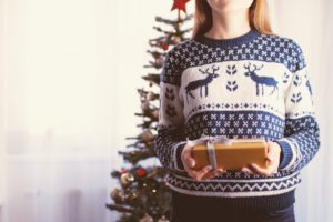 Eine Frau mit einem Geschenk