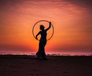 Frau mit Hula Hoop Reifen beim Sport