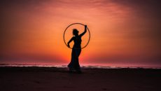 Frau mit Hula Hoop Reifen beim Sport